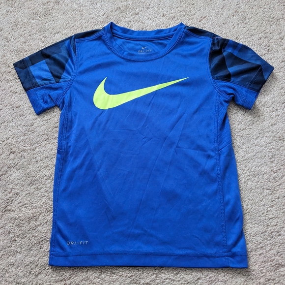 Under Armour & Nike Short Sleeve Top Bundle size 6 - Picture 2 of 10